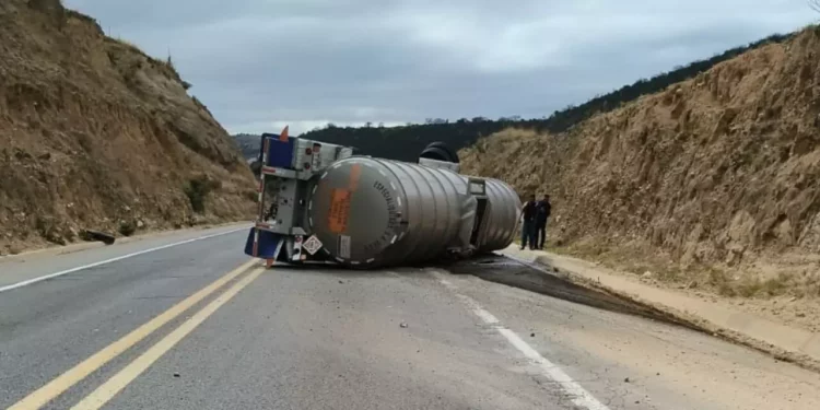 Volcadura de tanque de gasolina cierra Supercarretera 135-D en Oaxaca