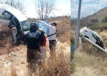 Auto vuela de la carretera 175 y derriba poste en Ocotlán