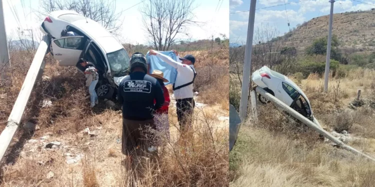 Auto vuela de la carretera 175 y derriba poste en Ocotlán