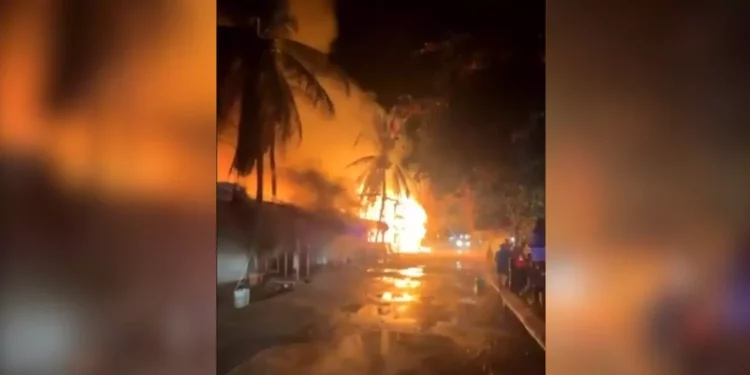 Incendio en Punta Zicatela habría iniciado por falla eléctrica, según primeras pesquisas de FGEO