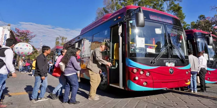 Foto: Gobierno de Oaxaca // Se multiplica la demanda ciudadana para ampliar cifra de rutas del BinniBus, a pesar de tropiezos.
