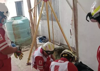 Especialistas en rescate trabajaron por varios minutos para recuperar los restos de Pedro Antonio, de 29 años, del interior del pozo.