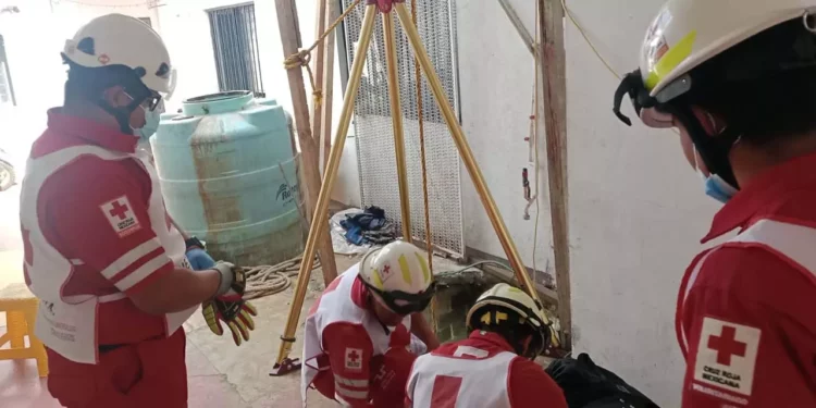 Especialistas en rescate trabajaron por varios minutos para recuperar los restos de Pedro Antonio, de 29 años, del interior del pozo.