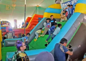 Foto: Red Sindical Stpeidceo // Brincolines, muros de escalada, presentación de payasos y rifas en el paquete que costó 11 millones de pesos por el festejo para hijos de burócratas.