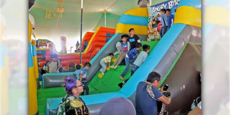 Foto: Red Sindical Stpeidceo // Brincolines, muros de escalada, presentación de payasos y rifas en el paquete que costó 11 millones de pesos por el festejo para hijos de burócratas.
