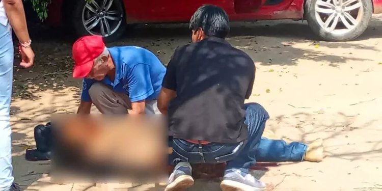 El cuerpo de Andrés Manuel T. M. quedó tendido en el estacionamiento del restaurante tras recibir varios impactos de bala.