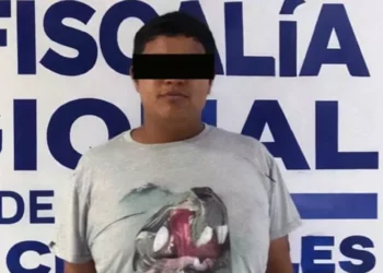 El imputado fue enviado a prisión preventiva tras hallarle droga etiquetada para su venta y equipo táctico falso de la Fiscalía.