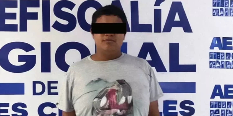 El imputado fue enviado a prisión preventiva tras hallarle droga etiquetada para su venta y equipo táctico falso de la Fiscalía.