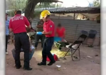 El lesionado fue trasladado de emergencia a un hospital para su valoración médica.
