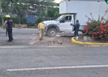 Elementos de Bomberos aseguraron el área y mitigaron los riesgos.