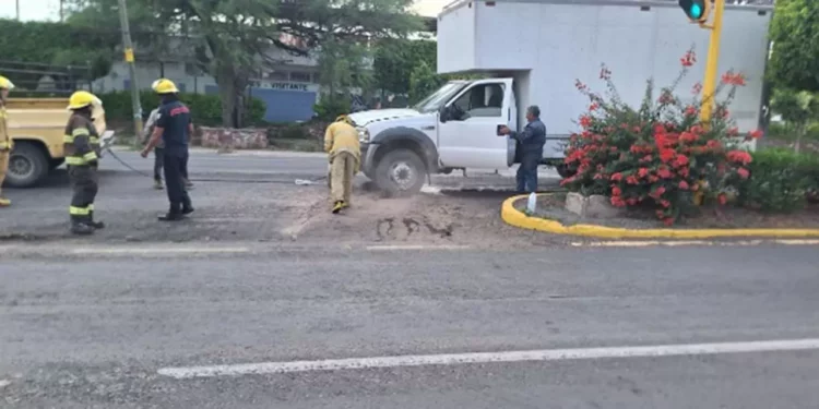 Elementos de Bomberos aseguraron el área y mitigaron los riesgos.