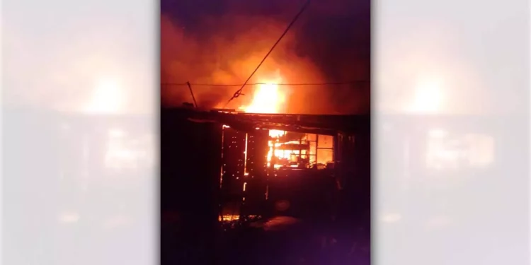 Elementos de Protección Civil y Bomberos Voluntarios realizaron labores de enfriamiento tras sofocar el incendio.