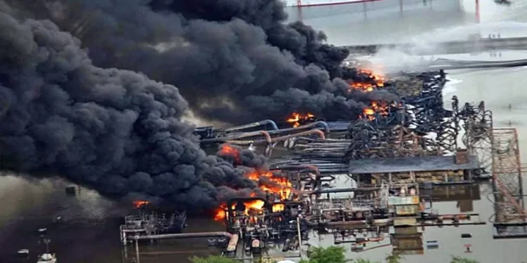 El incendio e inundación de la refinería Antonio Dovalí Jaime en junio de 2017.