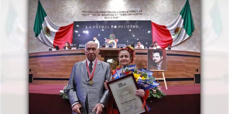 El maestro Delfino Ordaz Toledo recibió la Medalla “Álvaro Carrillo” en reconocimiento a más de siete décadas dedicadas a la música y a la preservación de la lengua zapoteca.