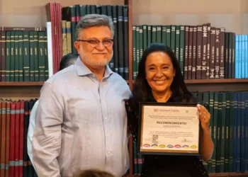 El reconocimiento fue recibido a nombre de la familia por el hijo y la hija del comunicador, Carlos y Ana Victoria, respectivamente.