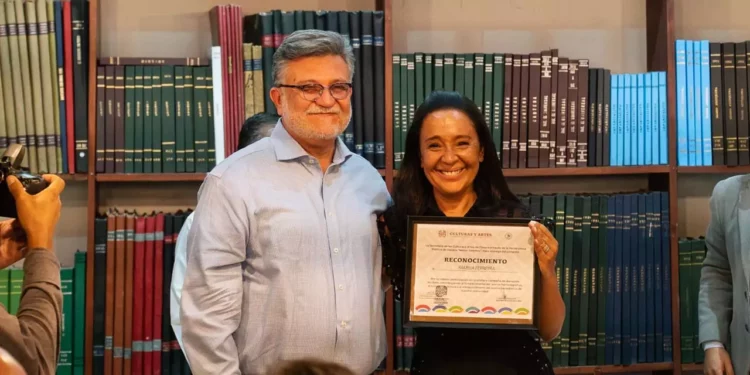 El reconocimiento fue recibido a nombre de la familia por el hijo y la hija del comunicador, Carlos y Ana Victoria, respectivamente.