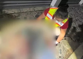 Familiares del occiso arribaron al lugar para realizar la identificación legal ante las autoridades ministeriales.