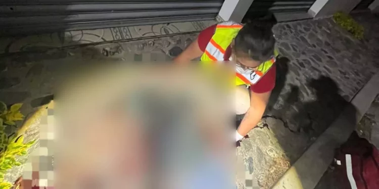Familiares del occiso arribaron al lugar para realizar la identificación legal ante las autoridades ministeriales.