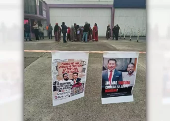 Familiares de Ángel Daniel Bautista Vázquez realizaron una protesta en los Juzgados de Garantía de Tlaxiaco.