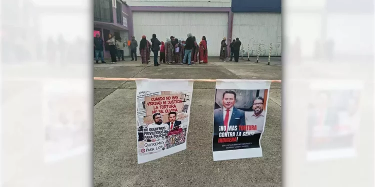 Familiares de Ángel Daniel Bautista Vázquez realizaron una protesta en los Juzgados de Garantía de Tlaxiaco.