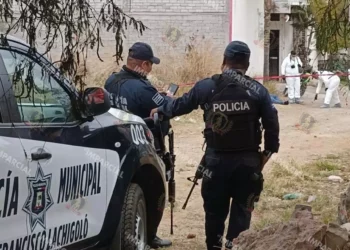 Fotos: Jorge Pérez // Investigadores de la Unidad de Alto Impacto recolectaron indicios balísticos en la calle Los Pinos. Personal forense realizó el levantamiento de los cuerpos para su traslado al anfiteatro.