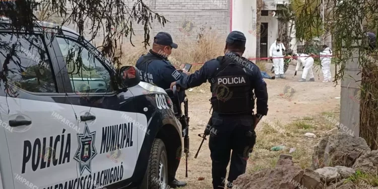 Fotos: Jorge Pérez // Investigadores de la Unidad de Alto Impacto recolectaron indicios balísticos en la calle Los Pinos. Personal forense realizó el levantamiento de los cuerpos para su traslado al anfiteatro.