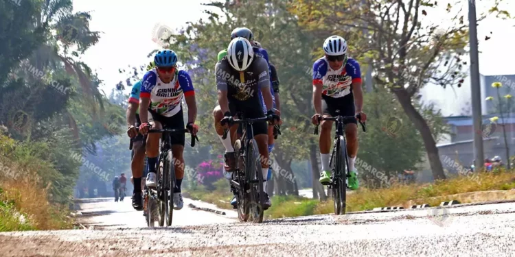 Foto: Leobardo García Reyes // Jesús Alexander se impuso en el ciclismo de ruta.