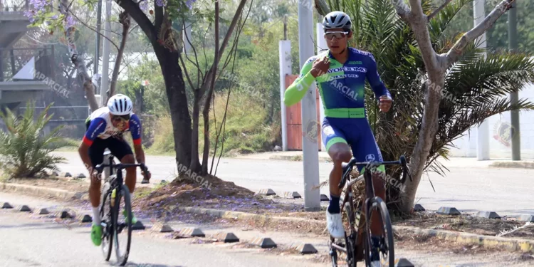 Fotos: Leobardo García Reyes // Jesús Alexander alcanzó y ganó.