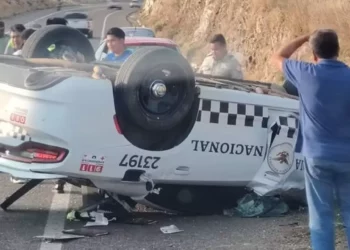 La carretera federal 175 se vio paralizada mientras grúas realizaban el retiro de la patrulla 23197, la cual quedó con pérdida total.