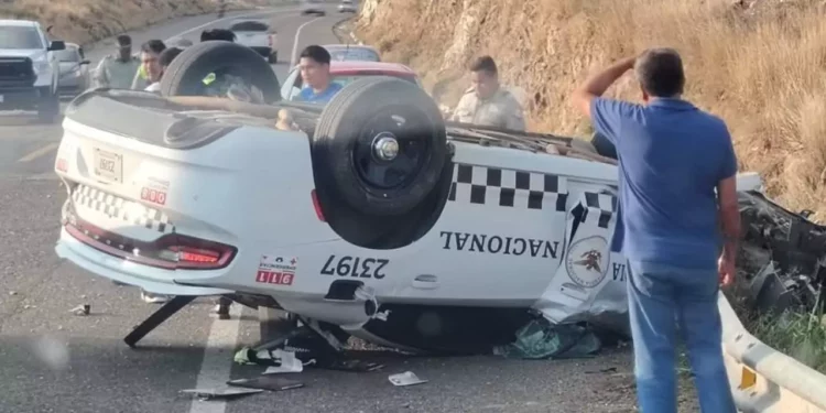 La carretera federal 175 se vio paralizada mientras grúas realizaban el retiro de la patrulla 23197, la cual quedó con pérdida total.