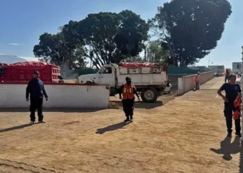 Foto: cortesía // La movilización de camiones pesados que se han adueñado de banquetas y vialidades en la zona de la colonia Reforma.
