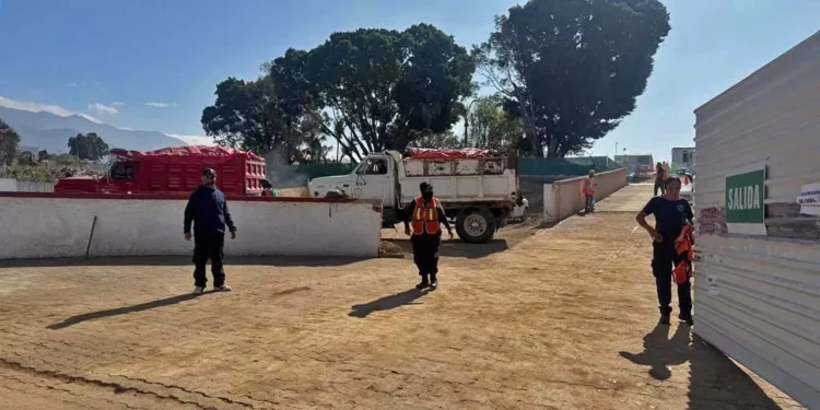 Foto: cortesía // La movilización de camiones pesados que se han adueñado de banquetas y vialidades en la zona de la colonia Reforma.