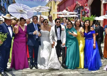 Fotos: Rubén Morles // La tradicional calenda en honor a Oscar Yair Rodríguez y Cyntia Viridiana Alavez recorrió calles del Centro Histórico tras la ceremonia religiosa.