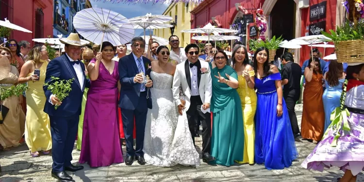 Fotos: Rubén Morles // La tradicional calenda en honor a Oscar Yair Rodríguez y Cyntia Viridiana Alavez recorrió calles del Centro Histórico tras la ceremonia religiosa.
