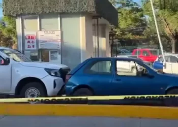 Foto: Tomada de video // Los vehículos involucrados en presunto robo de 3 millones de pesos a cuentahabiente en Plaza del Valle.