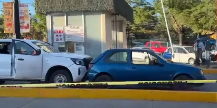 Foto: Tomada de video // Los vehículos involucrados en presunto robo de 3 millones de pesos a cuentahabiente en Plaza del Valle.