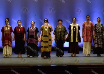 Fotos: Rubén Morales // Mujeres oaxaqueñas portaron con elegancia una muestra de la colección de 51 huipiles tradicionales presentada en el Teatro Macedonio Alcalá.