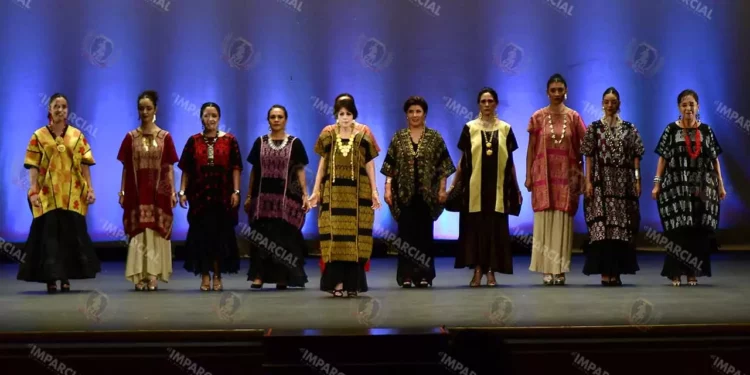 Fotos: Rubén Morales // Mujeres oaxaqueñas portaron con elegancia una muestra de la colección de 51 huipiles tradicionales presentada en el Teatro Macedonio Alcalá.