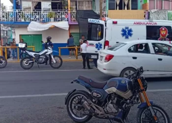 Paramédicos brindaron las primeras atenciones al motociclista.
