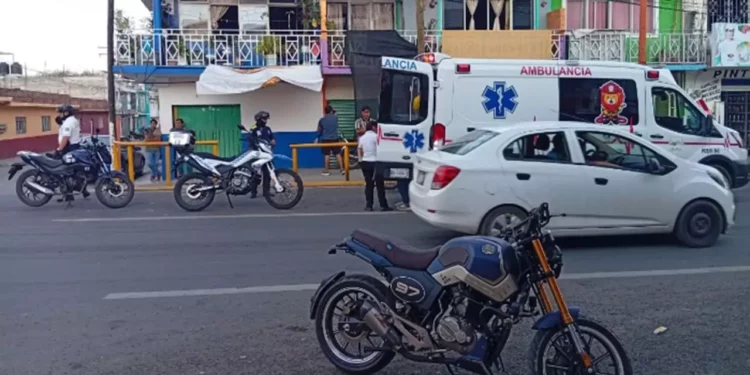 Paramédicos brindaron las primeras atenciones al motociclista.