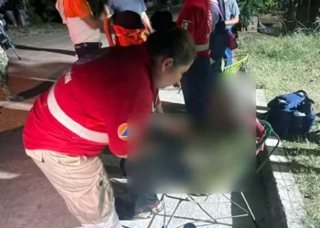 Paramédicos y elementos de Protección Civil brindaron atención inmediata a las víctimas del ataque en la colonia Oaxaqueña.