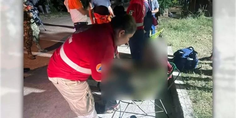 Paramédicos y elementos de Protección Civil brindaron atención inmediata a las víctimas del ataque en la colonia Oaxaqueña.