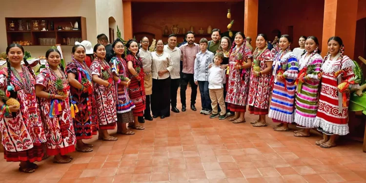 Fotos: Rubén Morales // Personal del restaurante en la inauguración del Lugar.