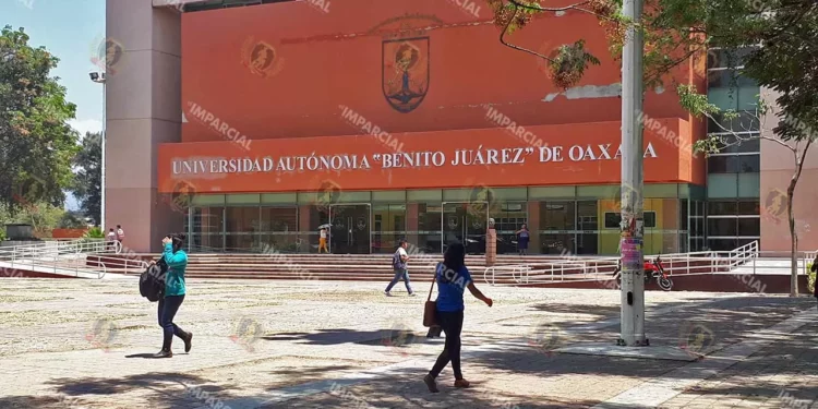 Foto: Archivo El Imparcial // Rectoría de la UABJO, se busca inquilino.