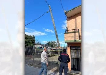 Se movilizaron autoridades ante la posible caída de un poste de Telmex fracturado.