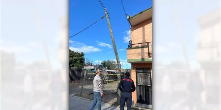 Se movilizaron autoridades ante la posible caída de un poste de Telmex fracturado.