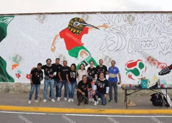 Fotos: Leobardo García Reyes // Los trabajos para el mural se desarrollan en calzada de la República.