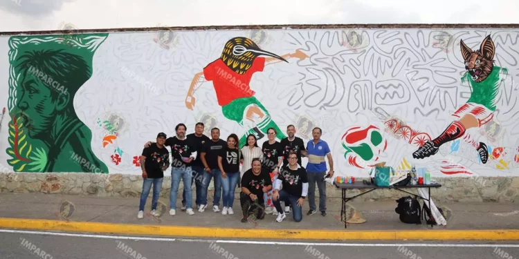 Fotos: Leobardo García Reyes // Los trabajos para el mural se desarrollan en calzada de la República.