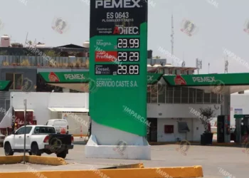 Foto: Adrián Gaytán // Dudan consumidores de que disminuya el precio del diésel.