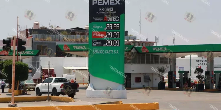Foto: Adrián Gaytán // Dudan consumidores de que disminuya el precio del diésel.